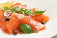 Antes de servir, las rodajas de salmón se marinan brevemente en una mezcla de aceite de oliva, jugo de limón y hierbas frescas, lo que realza su sabor y lo hace aún más tierno Foto: Shutterstock