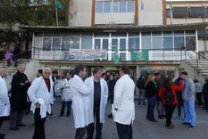 Asamblea de profesionales de la salud en el Hospital san Martín de La Plata Foto: Agencia ANRed