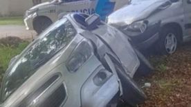 Producto del choque, los autos terminaron dentro de una zanja, donde el adolescente iba junto a otros dos menores de edad. Producto del choque, los autos terminaron dentro de una zanja, donde el adolescente iba junto a otros dos menores de edad.