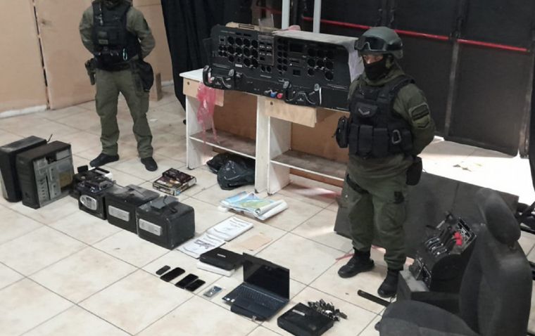 Gendarmes decomisaron un simulador de vuelo, 5 kilos de cocaína y más de 6 mil municiones Gendarmes decomisaron un simulador de vuelo, 5 kilos de cocaína y más de 6 mil municiones