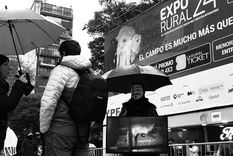 Veganos antiespecistas se manifiestan en La Rural. La performance de Anonymous for the Voiceless Argentina. Foto: Anonymous for the Voiceless