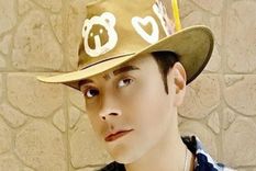 leo garcia termino un show casi desnudo leo garcia termino un show casi desnudo