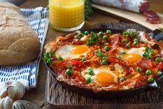 Huevos a la flamenca Una receta simple y en pocos pasos para sorprender a tu familia. Foto: Shutterstock