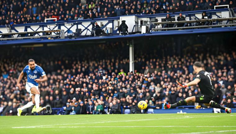 Dibu se estira y ahoga el grito de gol de Dominic Calvert-Lewin. Foto: @dataref_ar