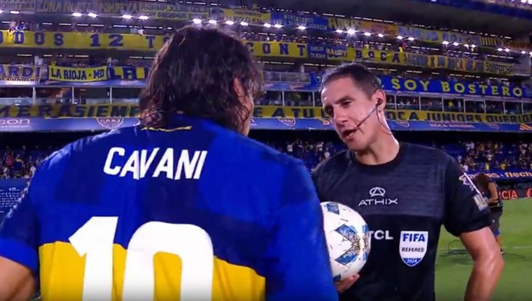 El incómodo momento que vivió Cavani Foto: Captura video