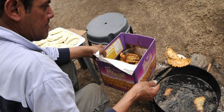 Vecinos del distrito vendieron pasteles para recaudar fondos que serán destinados a la nueva capilla. Foto: Agustín Mauricio/Mediamza.com