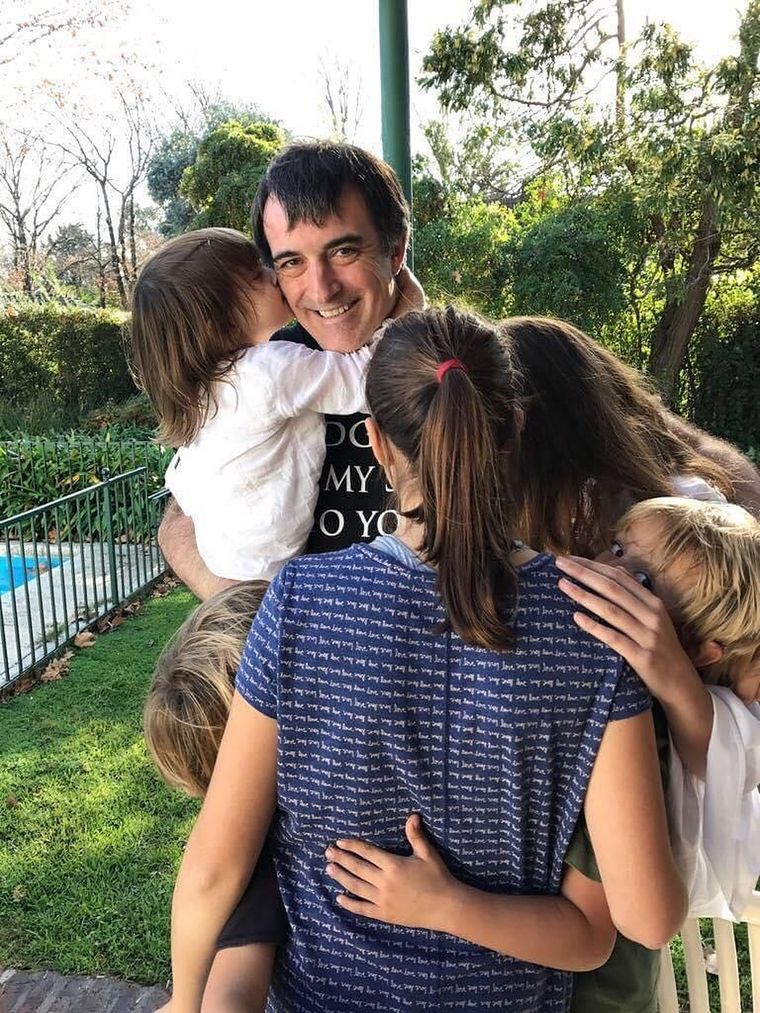 Esteban Bullrich compartió una foto junto a sus 5 hijos.