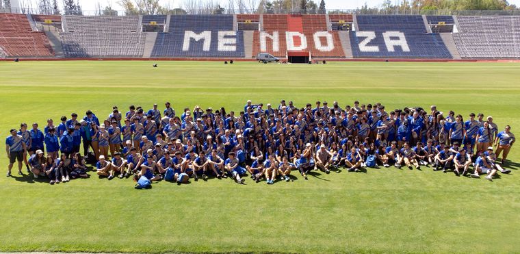 La delegación mendocina que participará en los Juegos Evita. 