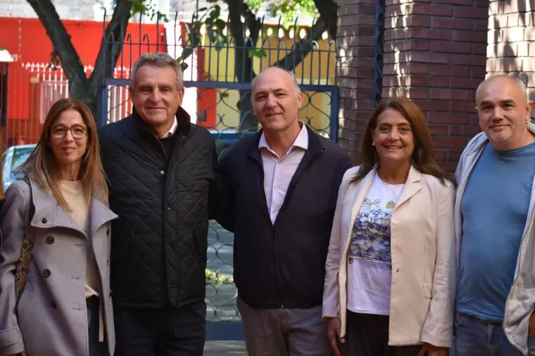 El diputado nacional, Agustín Rossi, junto a Guillermo Carmona y Gabriela Lizana. El diputado nacional, Agustín Rossi, junto a Guillermo Carmona y Gabriela Lizana.