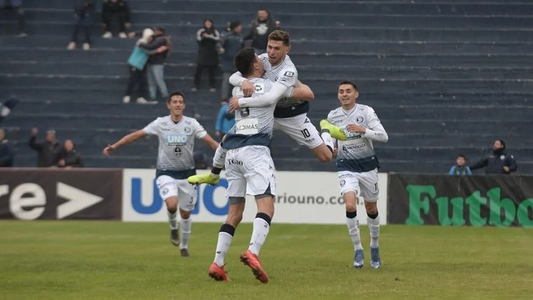Independiente Rivadavia goleó y espera por Gimnasia.