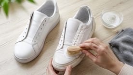 La elección del producto y el método de secado resultan fundamentales para conservar las zapatillas blancas.