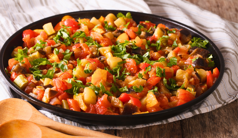 Su preparación refleja la dieta mediterránea abundancia de verduras, aceite de oliva y poca carne, enfocándose en sabor y salud. Una receta sin igual. Su preparación refleja la dieta mediterránea abundancia de verduras, aceite de oliva y poca carne, enfocándose en sabor y salud. Una receta sin igual.