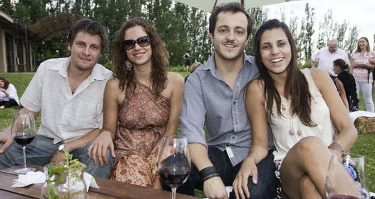 En pareja: los mendocinos Javier Berardo y Natalia Tenti, junto a Emiliano Molina y Estefanía Tenti. Foto: Gentileza