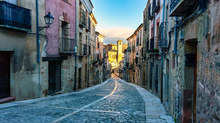 Sigüenza combina naturaleza, arquitectura y turismo sostenible en cada rincón de sus calles. Sigüenza combina naturaleza, arquitectura y turismo sostenible en cada rincón de sus calles.