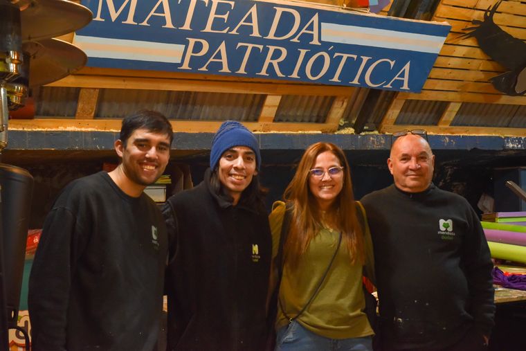 Los escenógrafos junto a Laura Fuertes, subsecretaria de Cultura y Eventos Especiales de la Ciudad de Mendoza. Los escenógrafos junto a Laura Fuertes, subsecretaria de Cultura y Eventos Especiales de la Ciudad de Mendoza.