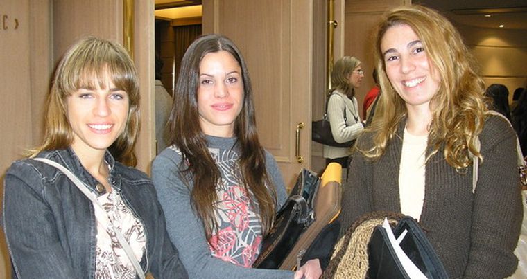 Mariela Gutelli, Mariana Marí y Laura Suárez comentaron la temática de la exposición en el foyer del hotel. Foto: Gentileza