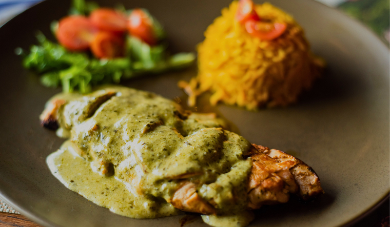 Dependiendo de la región, la receta del pipián puede incluir chiles poblanos, serranos, jalapeños o incluso chile de árbol. Dependiendo de la región, la receta del pipián puede incluir chiles poblanos, serranos, jalapeños o incluso chile de árbol.