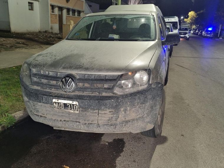 La camioneta en la que fueron hallados cuatro cadáveres Foto: X(Twitter) PolicialesOnline