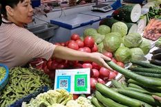 Los códigos QR para el pago a través de las súper aplicaciones Alipay y WeChat son algo común en los mercados chinos. Foto: GETTY IMAGES