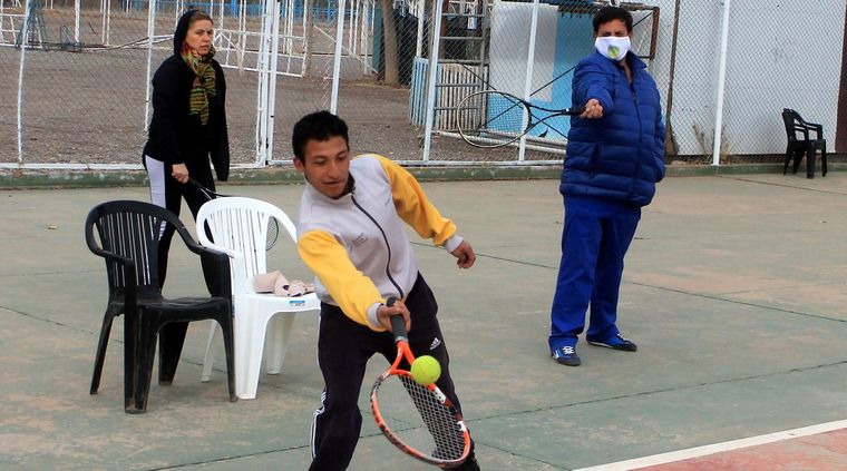 Los deportistas en plena acción bajo la atenta mirada de Esteche. Foto: Wally Jakovcevic. Foto: Wally Jakovcevic