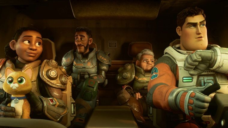 Foto: https://www.infobae.com/america/entretenimiento/2022/06/13/emiratos-arabes-prohibio-la-pelicula-lightyear-por-un-beso-entre-dos-mujeres/