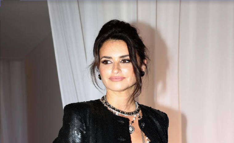 Penélope Cruz demuestra que puedes llevar los clásicos con estilo canchero y juvenil. Foto: Instagram