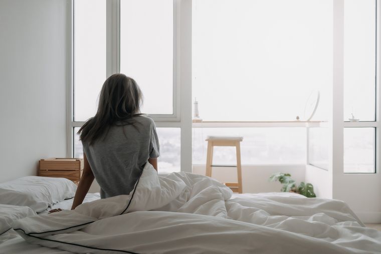 Lavarse los dientes con la mano no dominante es un hábito que algunas personas usan para cortar la rutina apenas empieza el día.