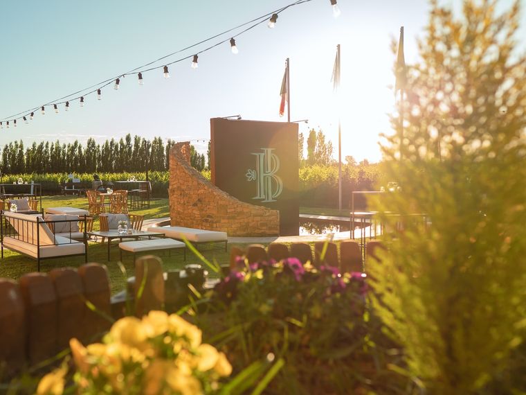 La propuesta incluye degustación de vinos y gastronomía local. La propuesta incluye degustación de vinos y gastronomía local.