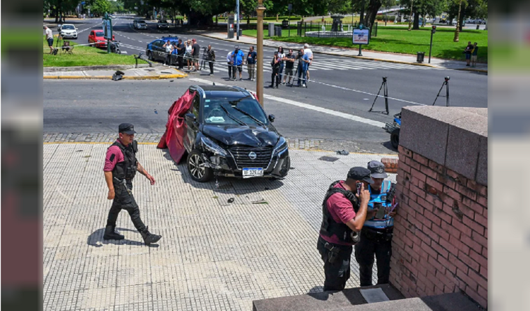 El auto que conducía la actriz quedó destrozado Foto: NA