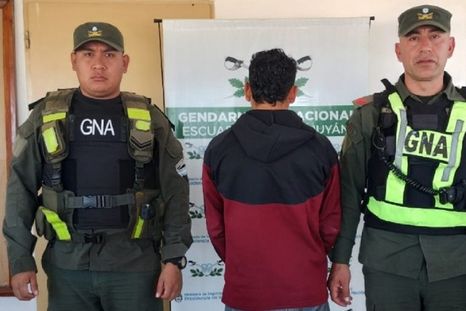 El detenido junto a dos oficiales de Gendarmería Foto: Gendarmería Nacional