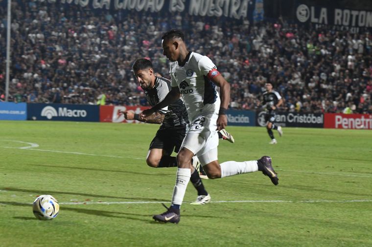 Sebastián Villa volvió a ser el mejor jugador de Independiente Rivadavia. Sebastián Villa volvió a ser el mejor jugador de Independiente Rivadavia.