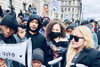 MDZol | Madonna con muletas, en la protesta Black lives matter.