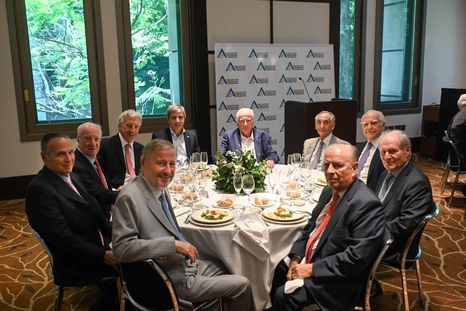 Luis Caputo con la mesa chica de AEA. Foto: AEA