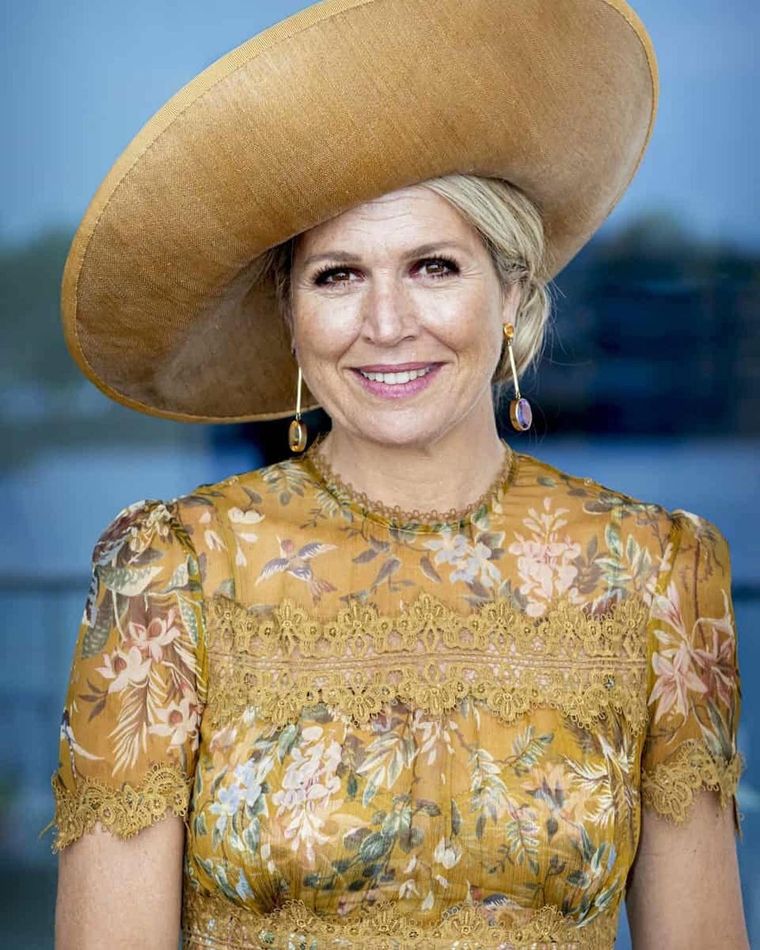 Con estampados queda muy bien el mostaza. En este caso la reina utilizó un print de flores rosadas y hojas verdes. Impecable. Foto: Instagram