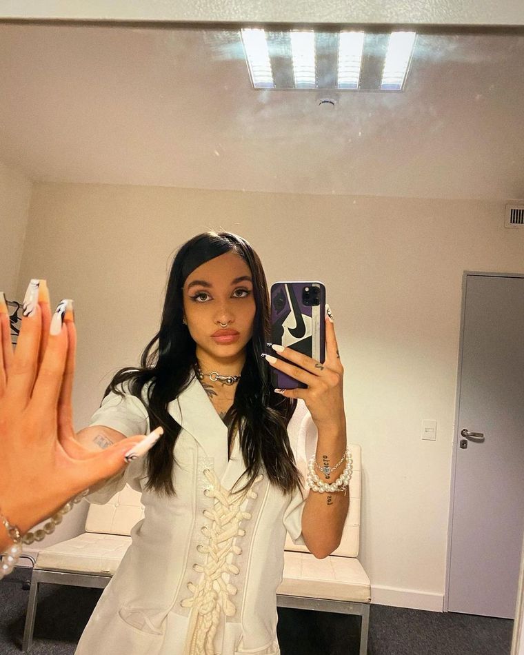 María Becerra presenta sus manicuras más extravagantes del 2022 Foto: Instagram