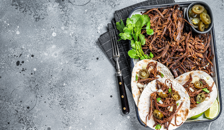 Tradicionalmente se usa hojas de maguey para envolver la carne, lo que aporta aroma ahumado y ayuda a mantenerla jugosa durante la cocción lenta. ¡Una receta deliciosa! Tradicionalmente se usa hojas de maguey para envolver la carne, lo que aporta aroma ahumado y ayuda a mantenerla jugosa durante la cocción lenta. ¡Una receta deliciosa!