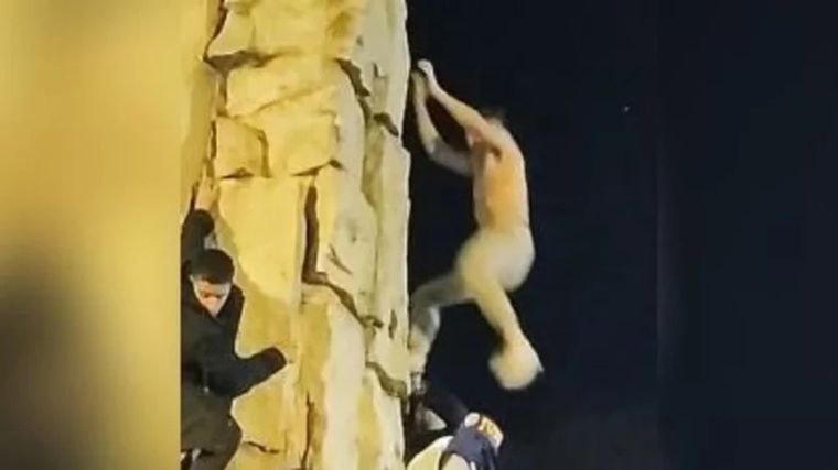 El hombre perdió el equilibrio cuando intentaba trepar a la cima del monumento Foto: 0223