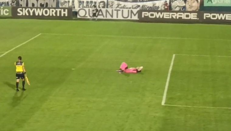 Olivera está tendido en el suelo tras recibir la explosión cerca. Foto: Captura