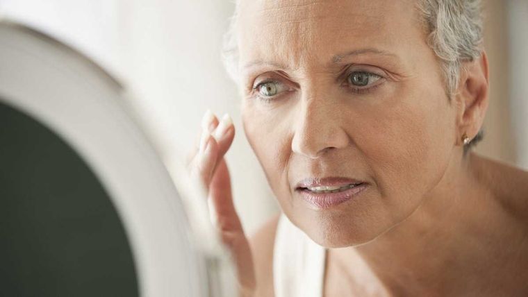 Las lociones faciales comerciales para pieles de mujeres de más de 50 años, puede contener una cantidad de químicos que la perjudiquen. Foto: Semana