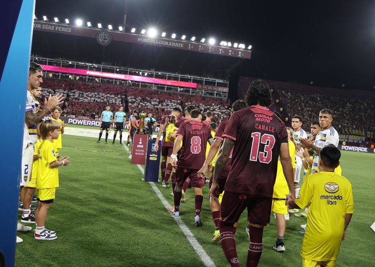 Boca cumplió con el protocolo de AFA y homenajeó a Lanús por la obtención de la Recopa Sudamericana ante el poderoso Flamengo.