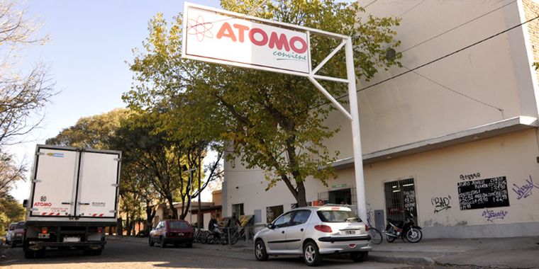 El Supermercado Atomo, de calle Emilio Mitre, víctima de un robo que incluyó amenazas y golpes. Foto: Mediamza.com