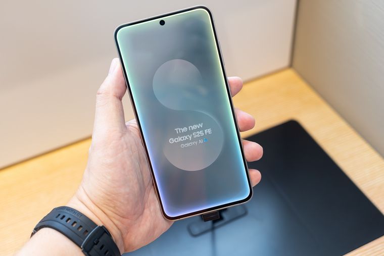 El Samsung Galaxy S25 se ofrece en Mercado Libre con descuento y financiación en cuotas.