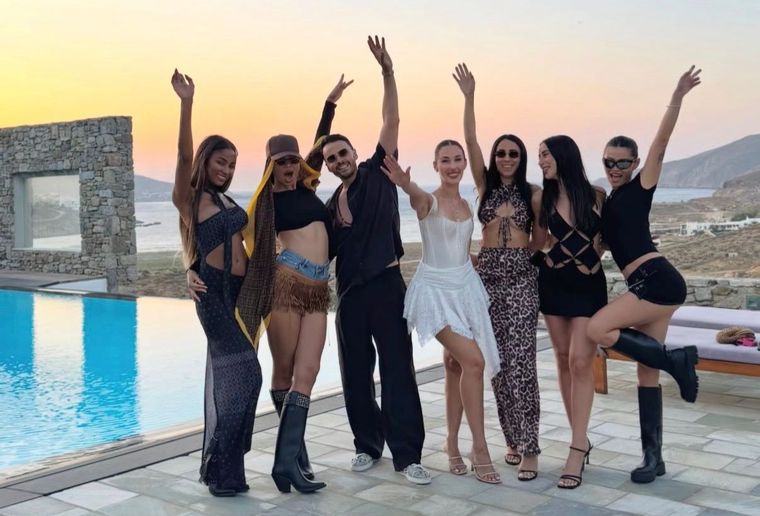 En general, las fiestas se organizaban en Saint Barthélemy, Francia, y en Mykonos, Grecia. En general, las fiestas se organizaban en Saint Barthélemy, Francia, y en Mykonos, Grecia.