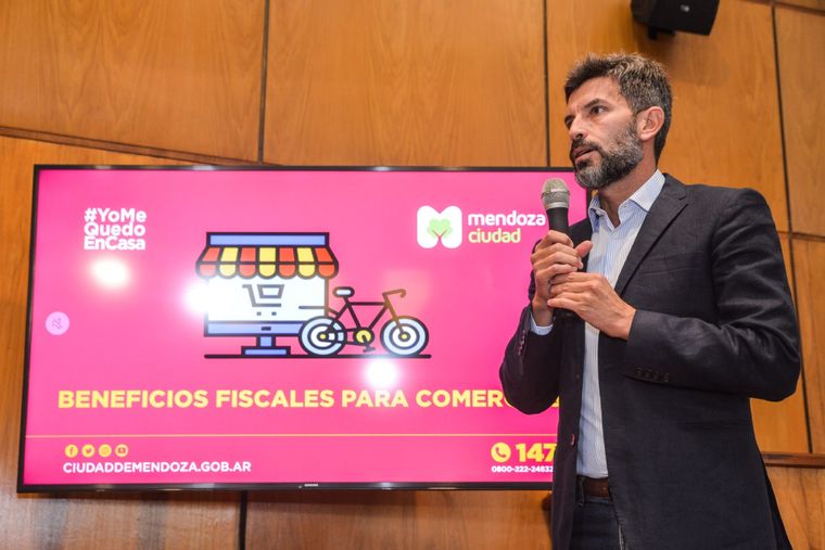 Ulpiano Suarez, realizando anuncios.