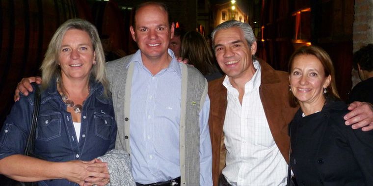 Silvia van den Bosch de Cantú y Diego Ramón Cantú, junto a los anfitriones, Carlos Alberto López Laurenz y Patricia Badino de López. Foto: Gentileza
