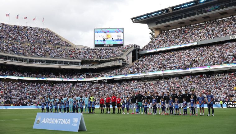 El duelo entre la Selección argentina y Honduras tuvo una previa desopilante por un error en los parlantes del estadio.