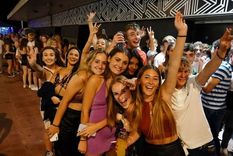Clientes en la cola para entrar en un club nocturno en Brighton, Inglaterra, celebran el fin de las restricciones. Foto: GETTY IMAGES