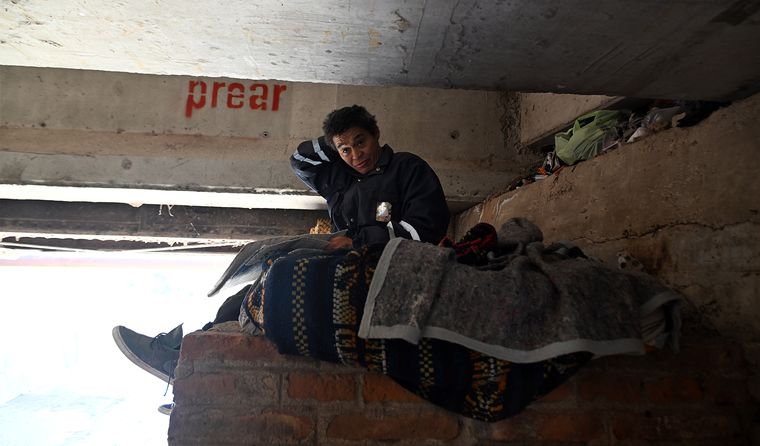 Viven debajo de un puente y salen a pedir ayuda. Pero lo que realmente buscan es un empleo digno. Viven debajo de un puente y salen a pedir ayuda. Pero lo que realmente buscan es un empleo digno.