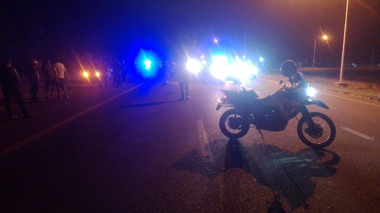 Los trabajos policiales sobre la Ruta 40, donde ocurrió el accidente fatal. Los trabajos policiales sobre la Ruta 40, donde ocurrió el accidente fatal.