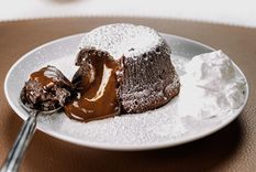 Admira todo ese chocolate derretido cayendo lentamente ¡se nos hace agua la boca! Admira todo ese chocolate derretido cayendo lentamente ¡se nos hace agua la boca!